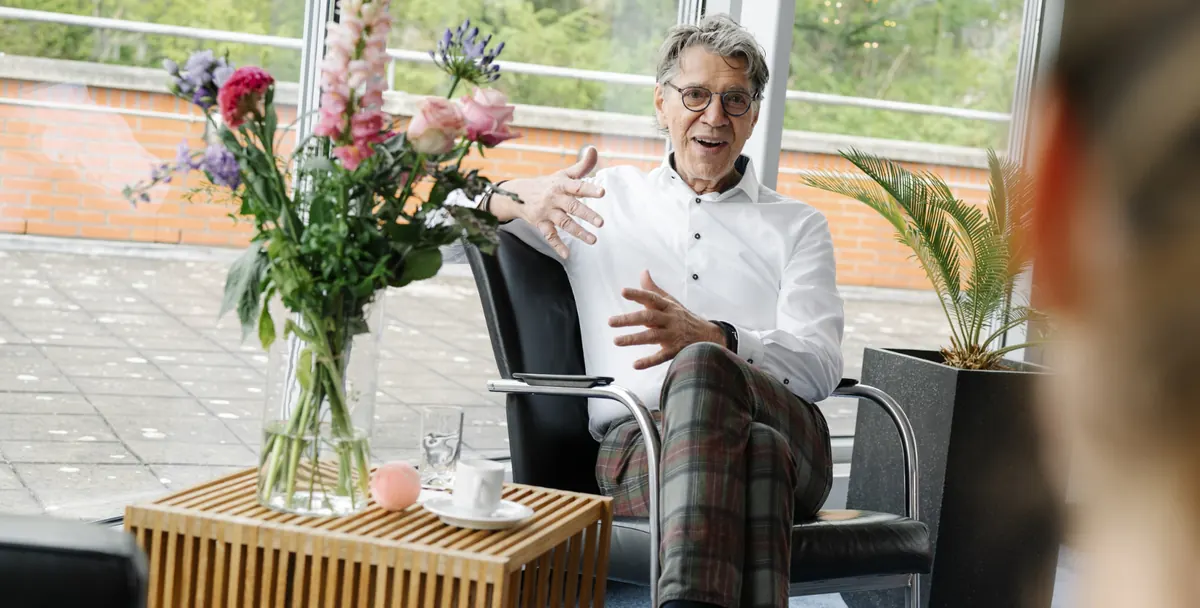 Pieter Frijters in gesprek tijdens een sessie